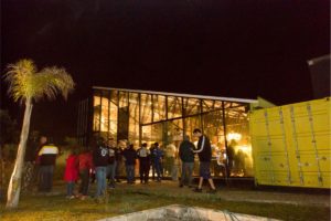 Pessoas em frente ao salão de festas da Total Storage Brasil.